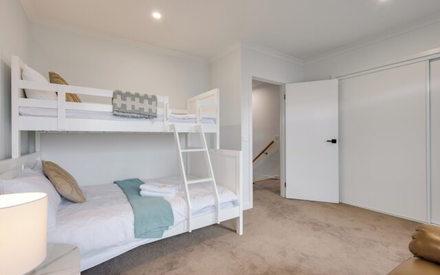 StayAU Stylish 4BR Home Ringwood