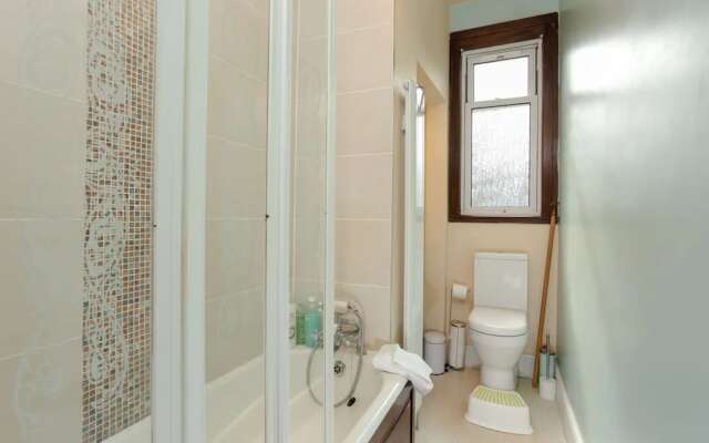 Modern Trinity Apartment In Good Location