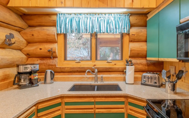 Moosehead Lodge 3 Bedroom Home by NW Comfy Cabins