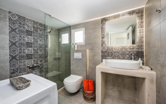 Modern 2 bed Apartment in Downtown of Fira