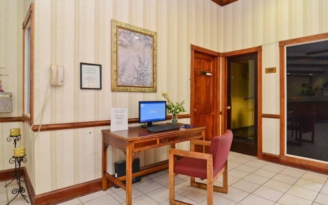 Red Carpet Inn & Suites