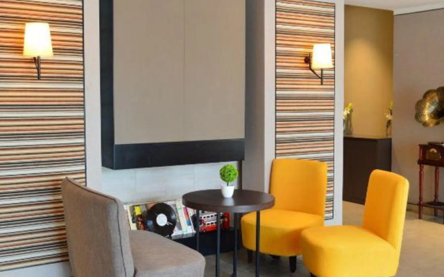 Ease Hotel (Shenyang University of Aeronautics and Astronautics Metro Station)