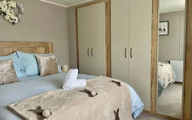 Gorgeous 2 Bed Caravan in South Cerney
