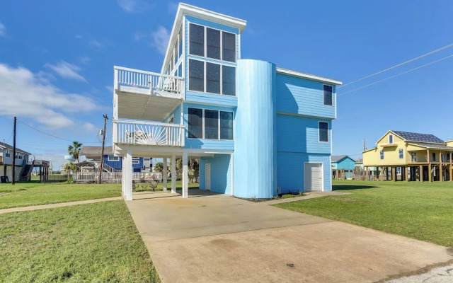 Walk to Beach: Family-friendly Galveston Home!