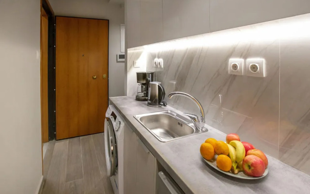 Waikiki Studio in the center by GHH