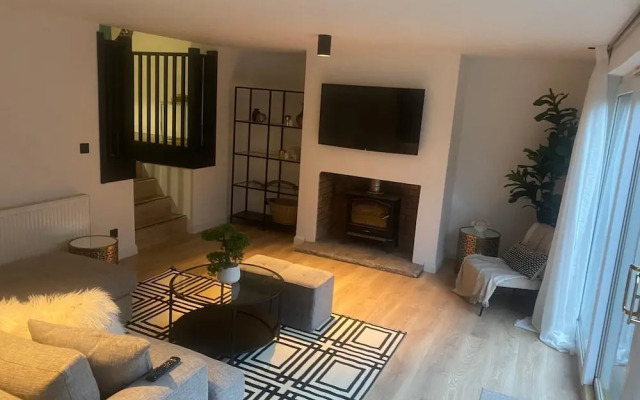 Sleeps7-parking-garden-patio