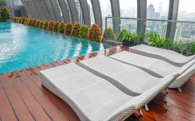 Clean 1BR L'Avenue Apartment By Travelio