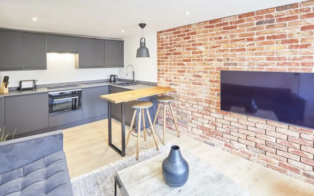 Host Stay Modern Industrial Golden Lion Apartments