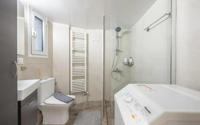 Stylish 2BDR Apt by Acropolis
