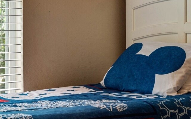 4 Bedrooms S / Lucaya Village Townhouse by RedAwning