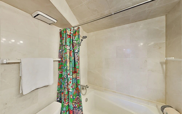 Hawaiian Monarch 1607 Condo by Redawning