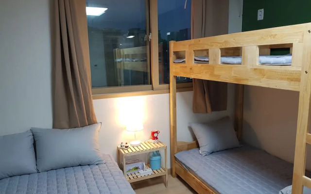 Buzz Guest House - Hostel