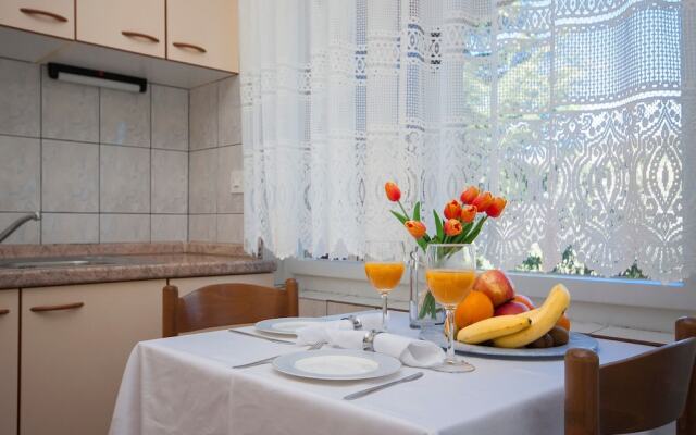 Apartments & Rooms Mikelin