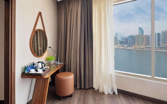 Radisson Blu Hotel, Dubai Canal View