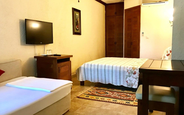 Ada Bacchus Hotel