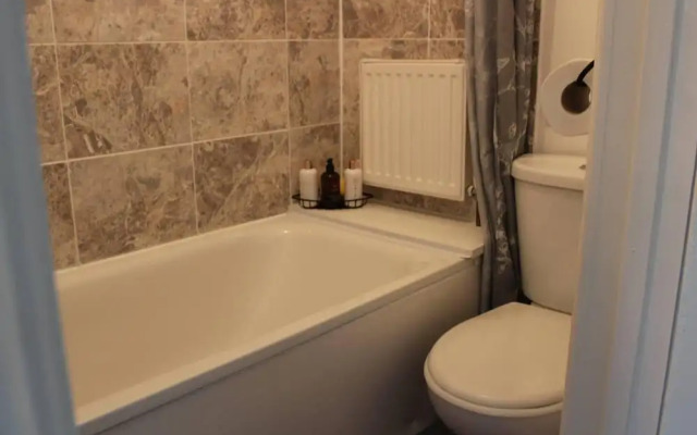 Apartment - Sleeps 4 - Garden - Parking