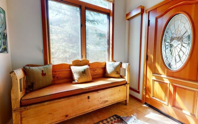 Snowcreek V 760 Pet-Friendly, Amazing Mountain Views, Private 2 Car Garage, Washer Dryer by RedAwning