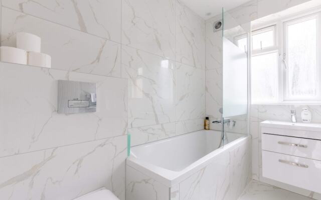Spacious 4BD Home, Near Excel London!