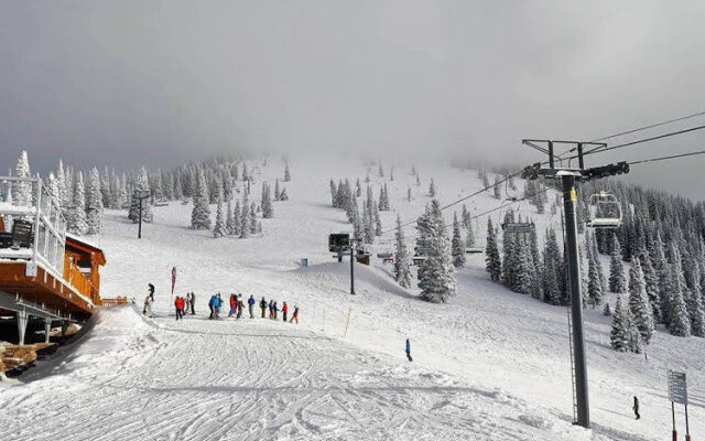Ski Trail Condominiums by Mountain Resorts