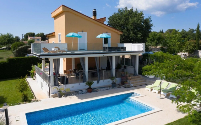 Villas in Kanfanar With 4 Bedrooms and 5 Bathrooms