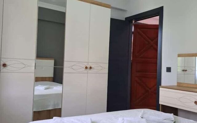 Tomris Apart