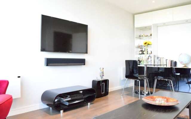 East London 2 Bed Flat With Balcony