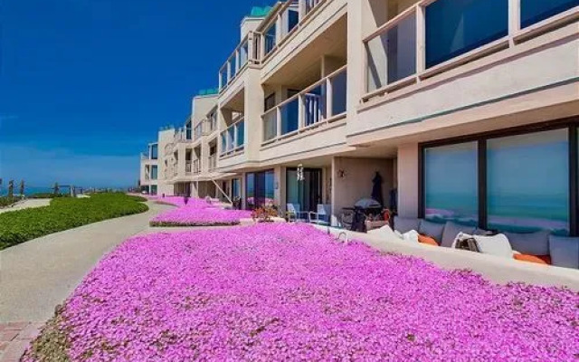 Newly Remodeled Beach 2 Br Condo by RedAwning