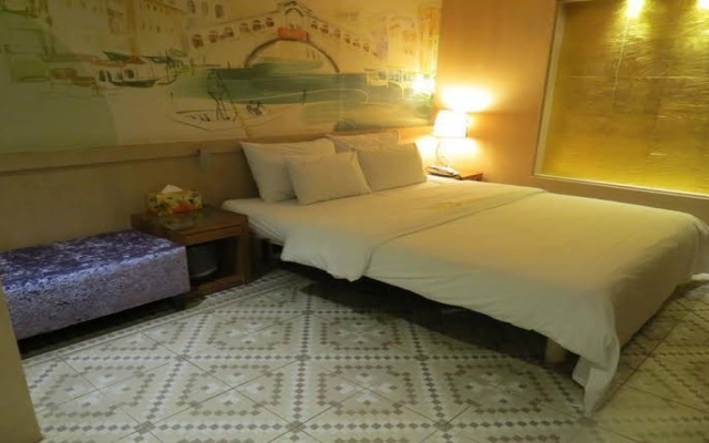 We 2 Hotel