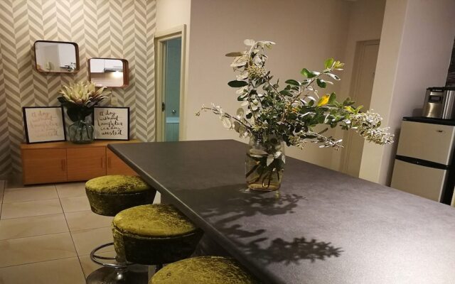 Sunlit Apartment Muizenberg Beachfront