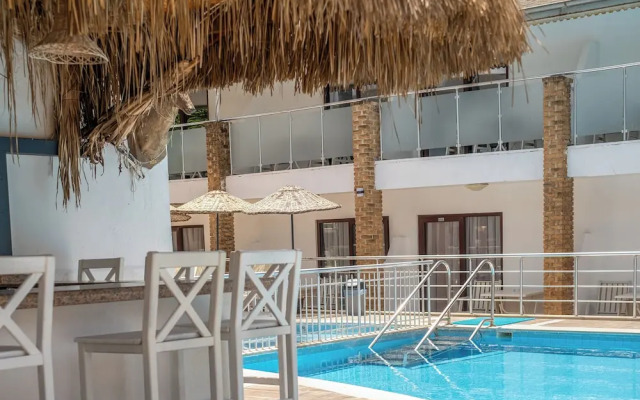 Tropic Beach Club Side