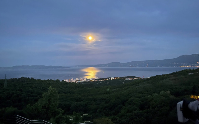 Terra Magica Deluxe Apartment OR Room with Private Parking, Terrace and Sea View