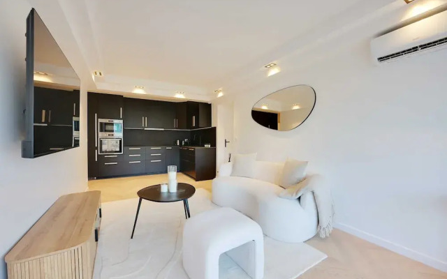 Charming Apt With AC & Balcony