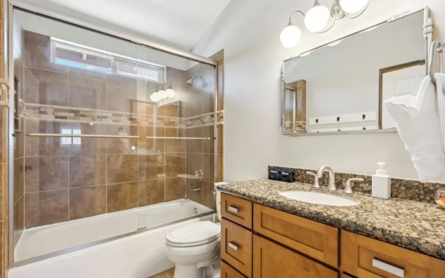 Red Mountain Retreat 5 BDR w/ Heated Pool!