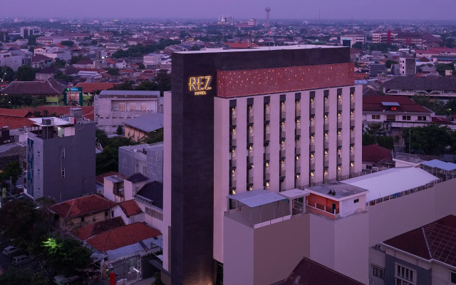 REZ Hotel