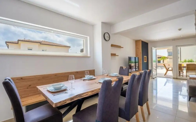 Villa Dvor Comfortable Holiday Residence