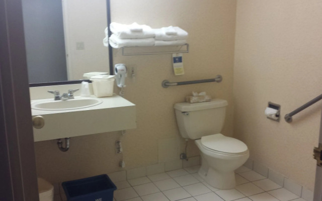 Comfort Hotel & Suites