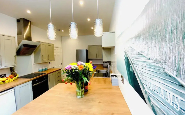 Blackpool - 4 Beds - Sleeps 10 - Pet Friendly
