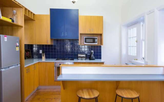 2 Bedroom Gorgeous Art Deco Classic Near CBD