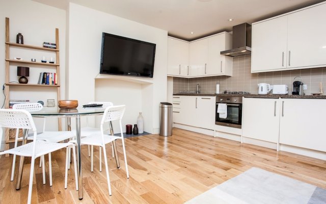 Bright &Spacious Central 1 Bed Basement Flat
