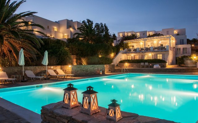 Akrotiri Hotel