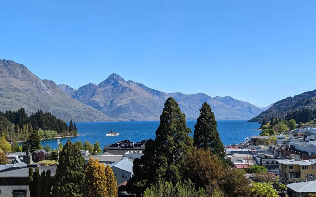 Central Location - 2 Bedroom Aptmt with Lake View
