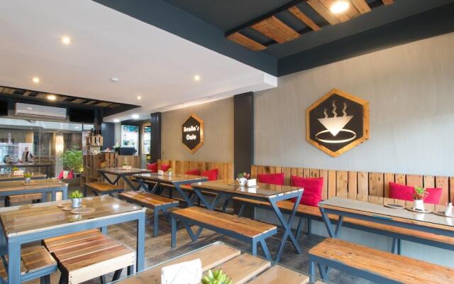 Bhive Hotel by RedDoorz