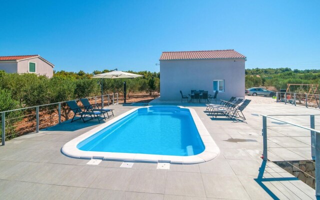 Amazing Home in Sutivan With Wifi and 3 Bedrooms