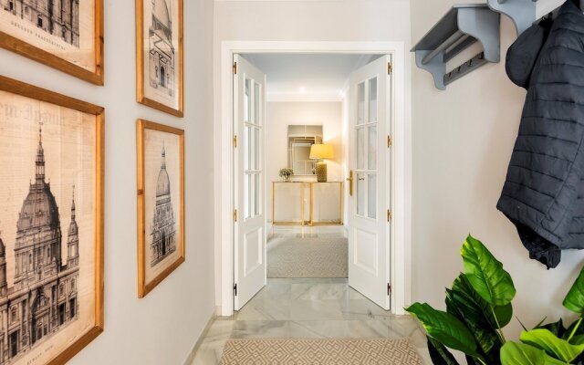 Luxury 3 Bd Apartment Next to the Cathedral. Constitución III