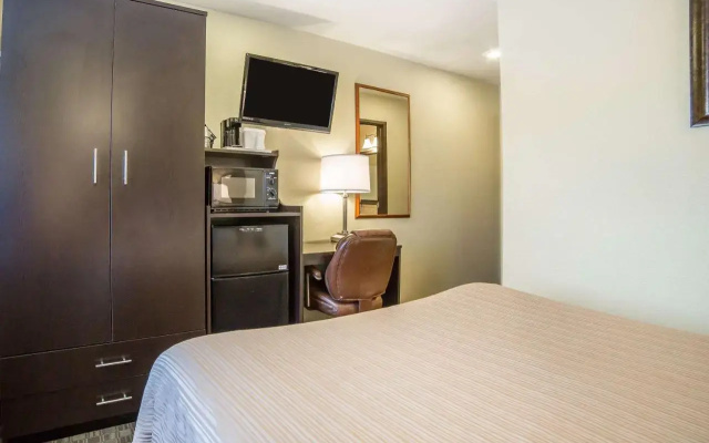 Econo Lodge Inn And Suites