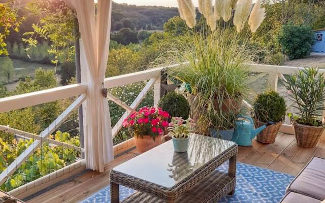 Renovated house with private swimming pool, close to Villefranche-du-Périgord.