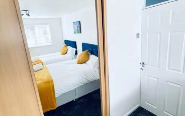 Mayfair Place - Cosy 3 Bedroom House with Free Parking