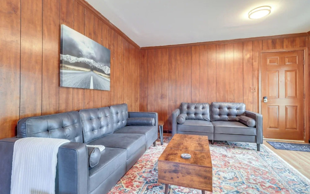 7 Mi to Downtown Toledo: Pet-friendly Apartment