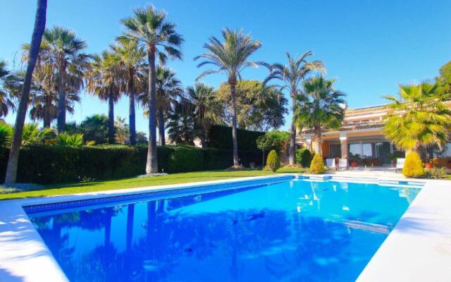 1077 beach villa el paraiso