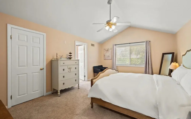 Master Bedroom With King Bed Central Location